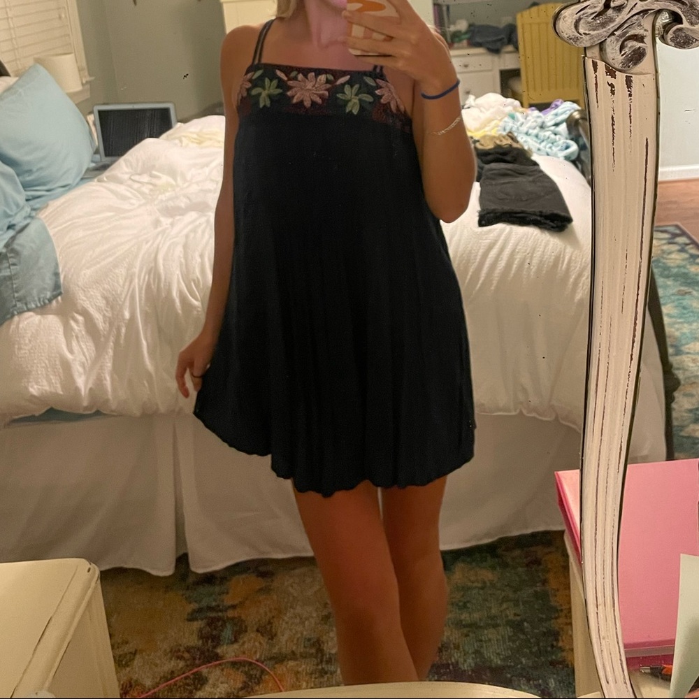 Cute summer dress w flower embroidery